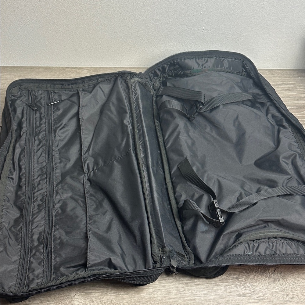 Tumi Travel Duffle Weekender Carry On Bag - Picture 3 of 9